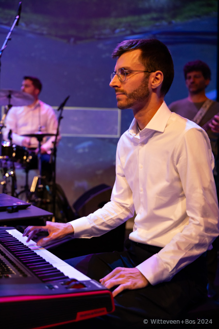 Een foto van Jim die piano speelt